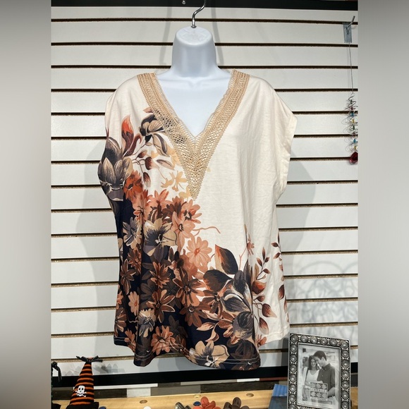 Cream & Tan floral tee size XL - Picture 2 of 8